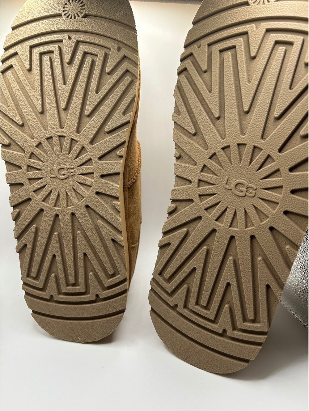UGGS Ladies Bea Mary Jane Platform Clog, Blends Sherling & Peek-A-Boo Size 9 NIB - Picture 4 of 10